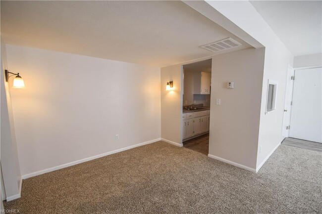 Building Photo - 7025 Carriage Hill Dr