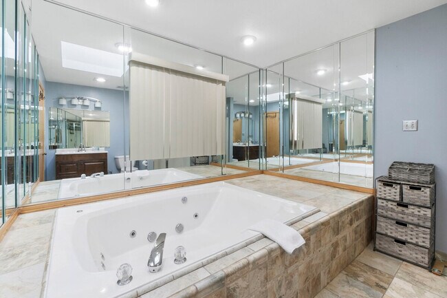 Foto del edificio - 4920 Lake Ct