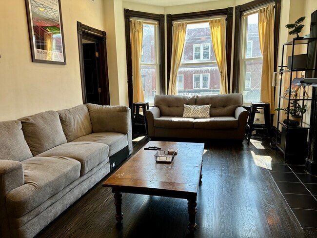Main Living Room - 2465 N Lincoln Ave