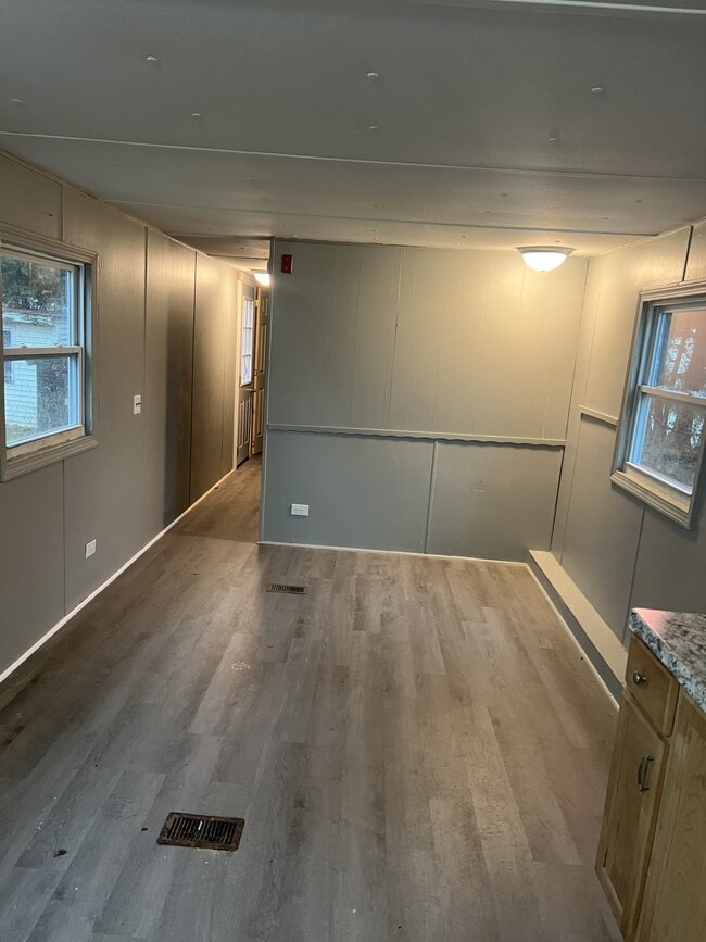 Building Photo - 2 US-2