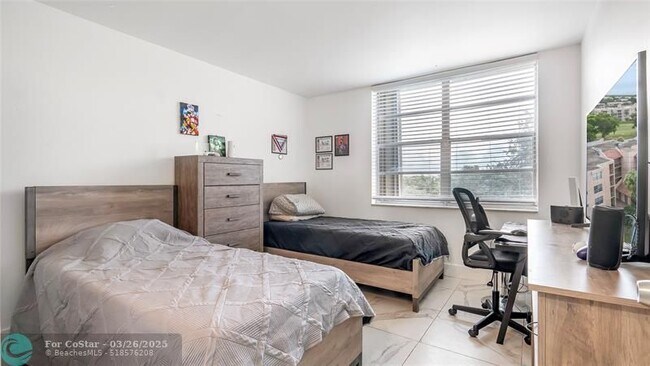 Foto del edificio - 9441 Live Oak Pl