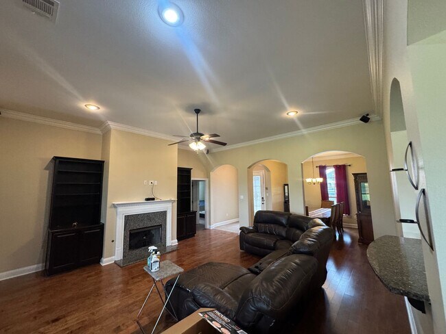 Foto del edificio - Large and in Charge!! Gated community close to Barksdale Air Force Base.