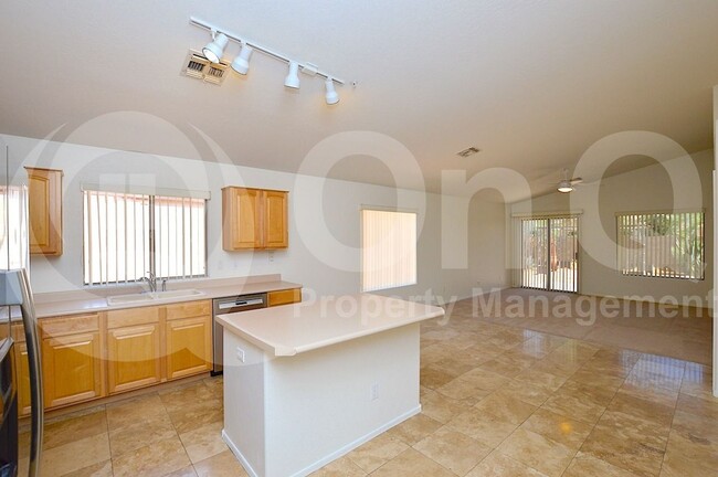 Building Photo - 10253 E Penstamin Dr