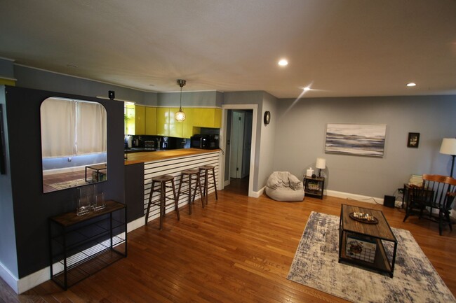Building Photo - Lovely 3 Bedroom 2 Bathroom!