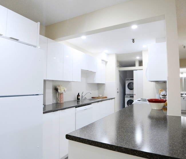 Building Photo - Quinpool Court