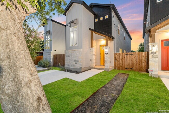 Foto del edificio - Charming 3-Bed Custom Luxury Rental with 2.5 Baths near Downtown San Antonio – 1668 Sq Ft of Comf...