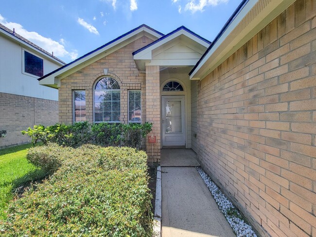 Foto del edificio - BEAUTIFUL 3 BEDROOM 2 BATH WITH WOOD TILE THROUGHOUT THE HOUSE!