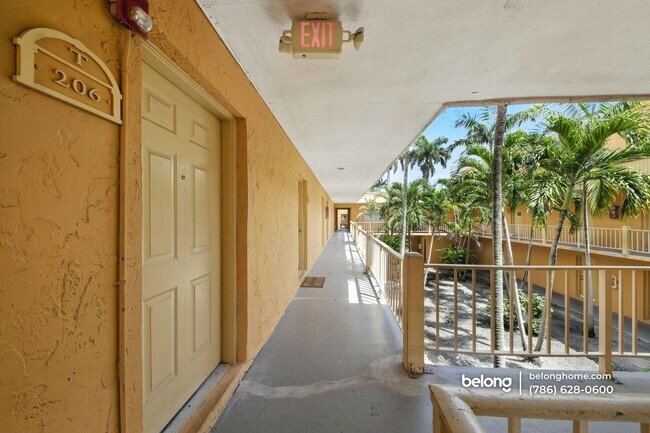 Foto del edificio - 17901 NW 68th Ave