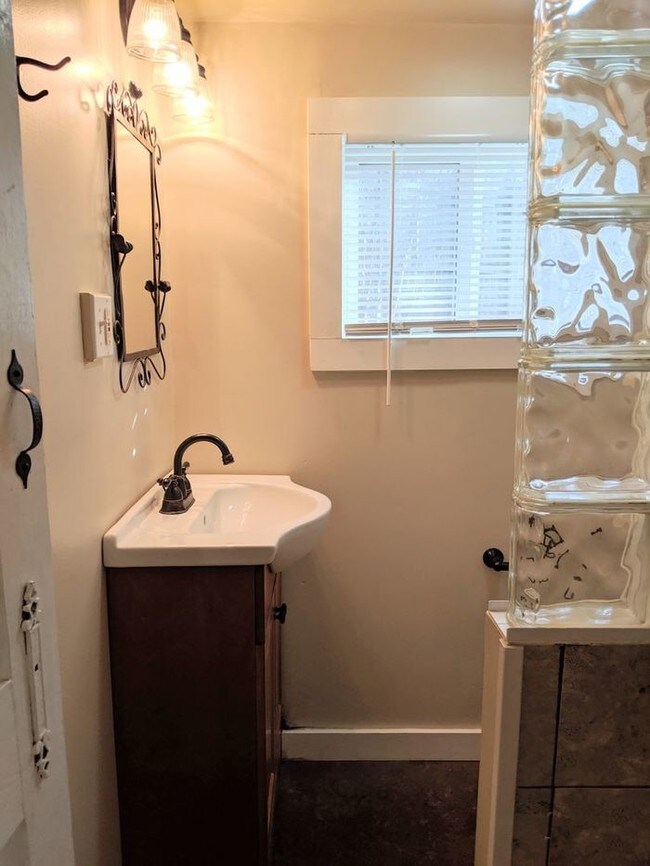 Building Photo - Asheville Duplex- Lower Level