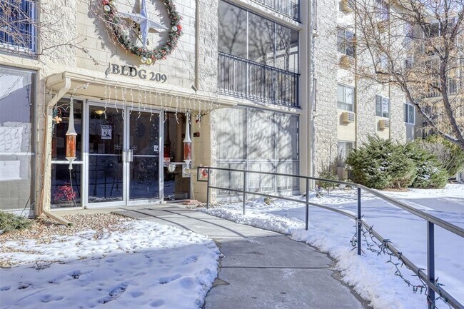 Foto del edificio - 55+ age restricted community in Heather Ga...