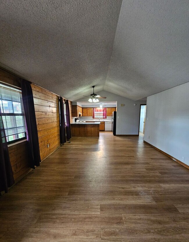 Building Photo - (3) Bed Duplex in Noble Avail NOW!