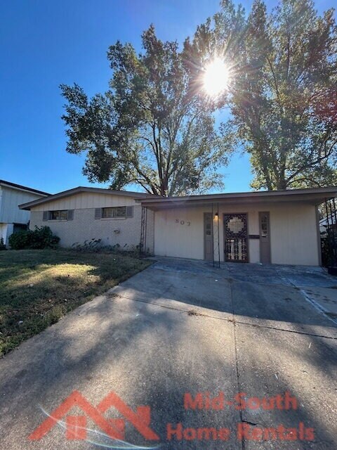 Building Photo - 803 Ledbetter Ave