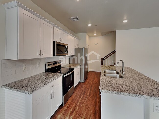 Building Photo - 341 Seville Ave