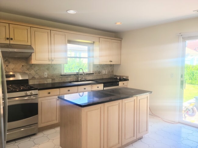 Building Photo - 428 Highland Ave
