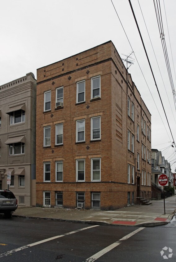 Foto del edificio - 113 Baldwin Ave