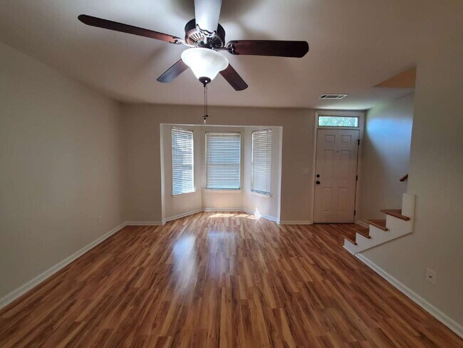 Foto del edificio - "Charming 2-Bed Townhouse Retreat with Modern Comforts in Hendersonville!"