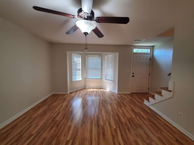 Photo - "Charming 2-Bed Townhouse Retreat with Modern Comforts in Hendersonville!"