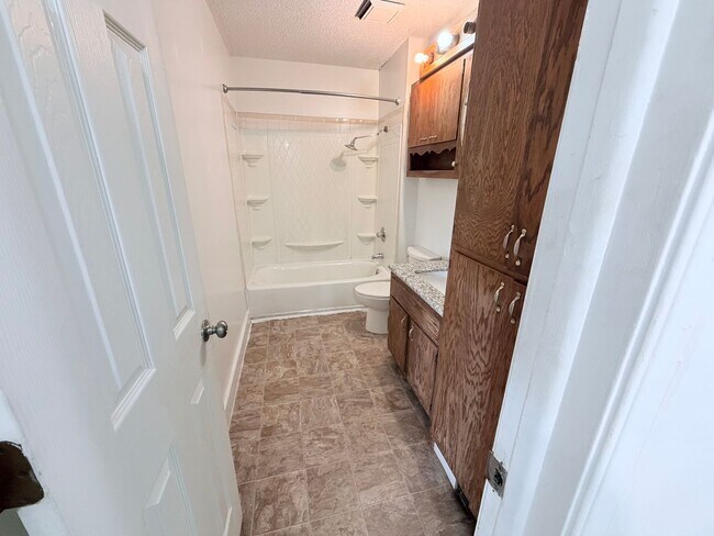 Building Photo - 2 bed and 2 bonus rooms!!