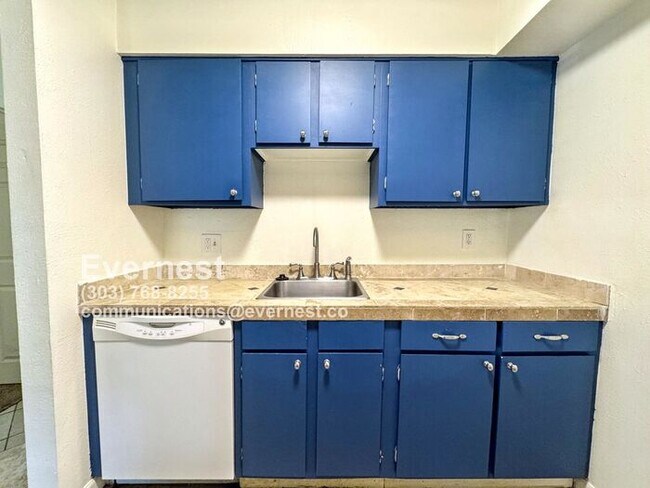 Foto del edificio - 2-Bedroom, 1-Bathroom Apartment in a Conve...