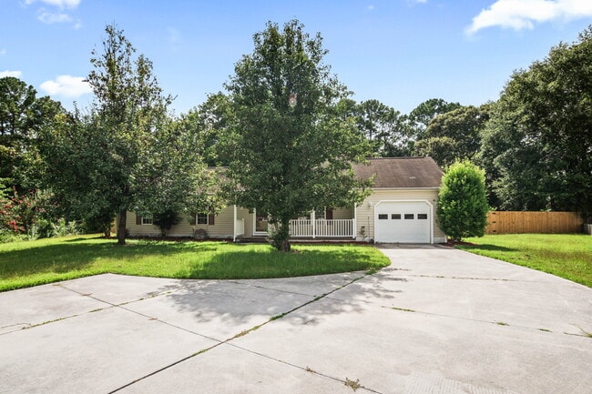Building Photo - "Charming 3-Bedroom Sanctuary with 2 Full ...