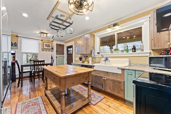kitchen - 663 Depot St