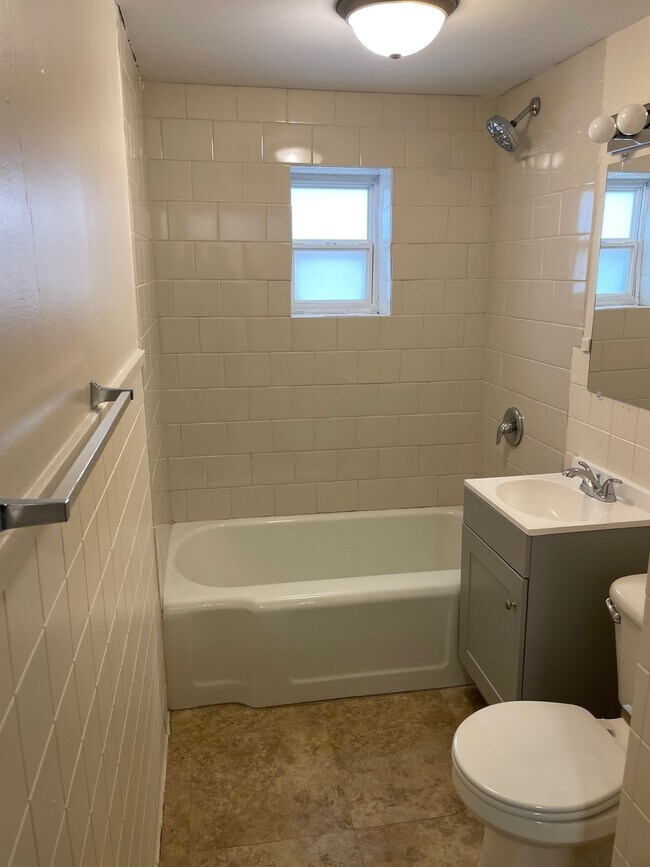 Bathroom - 1628 W Main St