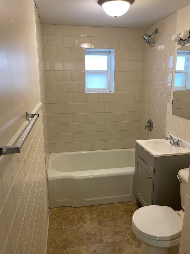 Bathroom - 1628 W Main St
