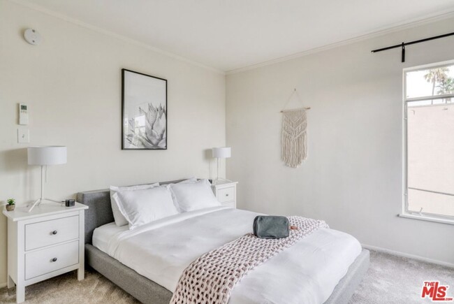 Building Photo - 8420 1/2 Fountain Ave