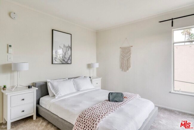 Foto del edificio - 8420 1/2 Fountain Ave