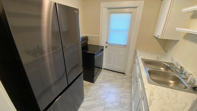 Building Photo - Cozy 2BR/1BA Home off Forest City Rd. with...