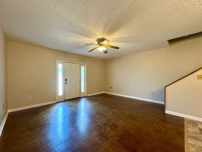 Foto del edificio - 2/1.5 1400sqft Townhouse with Water, Trash...