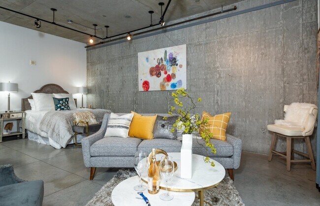 Foto del edificio - Rare Availability in the Streetcar Lofts, Parking, and Some Utilities Included