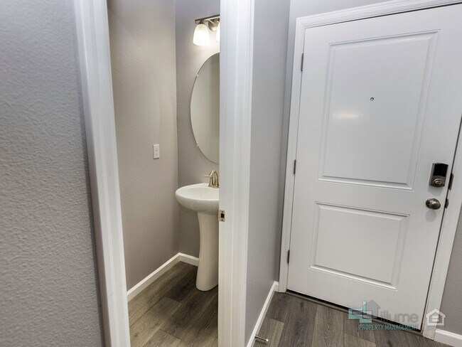 Foto del edificio - Spacious 4 Bedroom Home with Solar Power N...