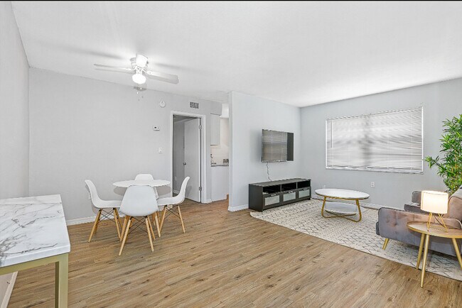 Foto del edificio - 13104-13108 Leisure Wood Pl