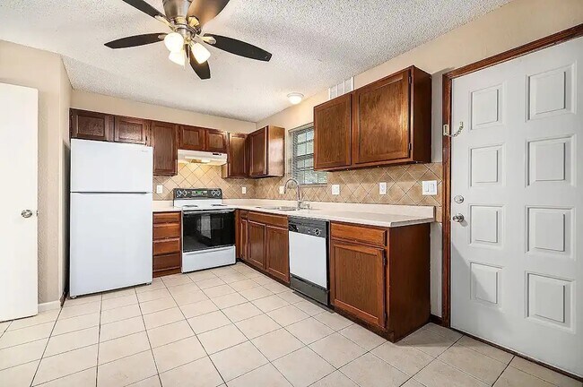 Foto del edificio - 200 NE Woods Chapel Rd