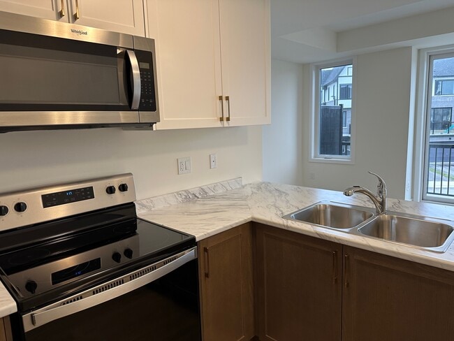 Building Photo - STUNNING 2-BEDROOM TOWNHOUSE FOR RENT IN C...