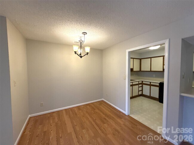 Foto del edificio - 1001 Churchill Downs Ct