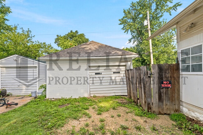 Building Photo - 619 Houser Dr