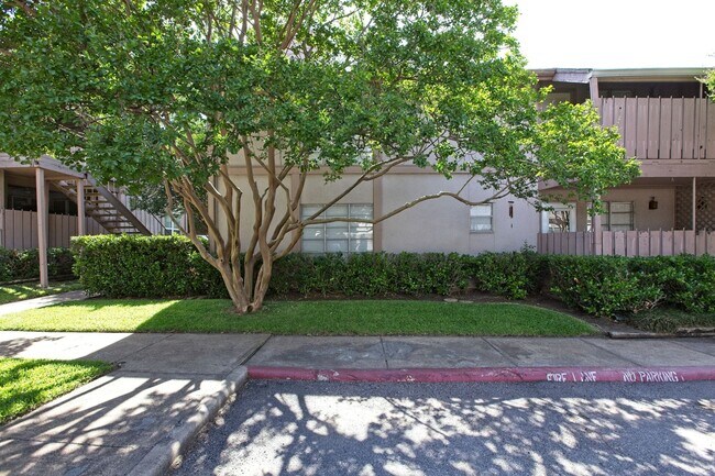 Building Photo - Dallas Condo - Utilities Included!
