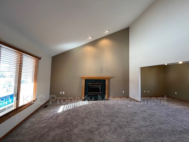 Foto del edificio - 15177 Hawthorn Dr