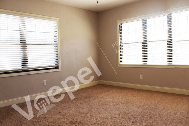 Foto del edificio - 2 Bed 1 Bath Plaza Condo