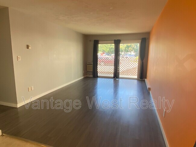 Photo du bâtiment - 395-395 Franklyn Rd