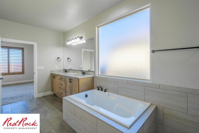 Foto del edificio - Pet-Friendly 3 Bedroom Home In A Great Neighborhood