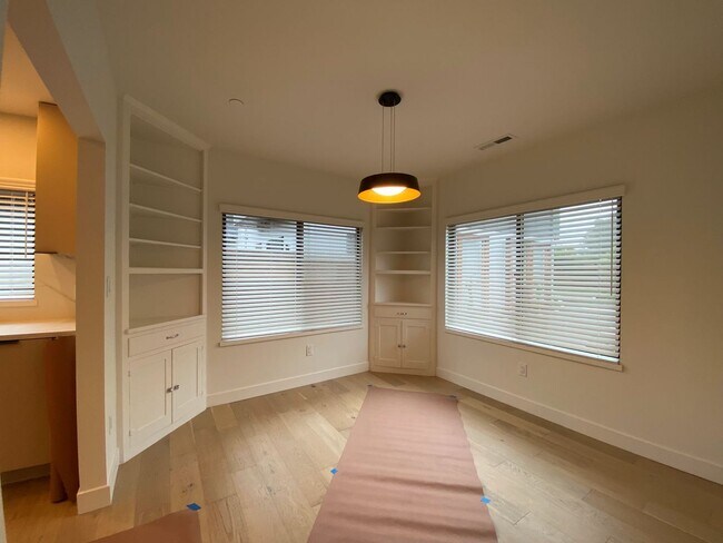 Foto del edificio - Cute, central, fully remodeled 2 bedroom home