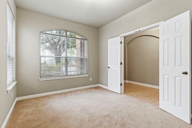 Foto del edificio - 2020 Petrified Forest Dr