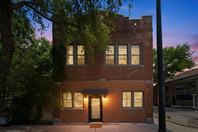 Building Photo - 1925 W Armitage Ave