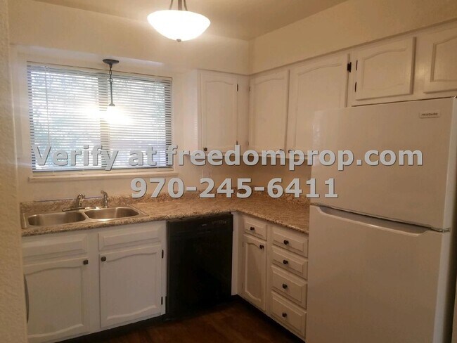 Foto del edificio - Beautifully Updated!  Newer flooring/paint...