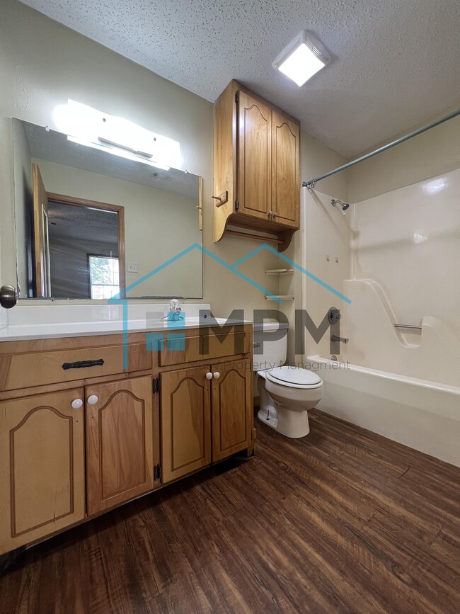 Building Photo - 100 Elmhurst Cir