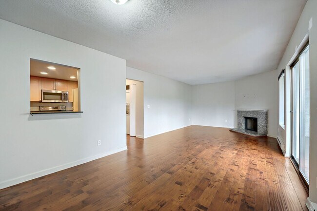 Building Photo - 10424 NE 32nd Pl