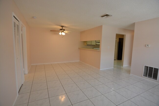 Building Photo - East Orlando 3/2 duplex. TILE FLOORS, Fresh paint, community pool!
